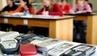 Während für ältere Schulkinder auch schlichte Einsteigerhandys mit einer einfachen Menüführung und wenig Schnickschnack geeignet sind ...  Foto: dpa