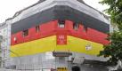 Aufgrund von Beschwerden der Anwohner muss diese Flagge an der Hamburger Hoheluft-Chaussee wieder weichen. Foto: dpa