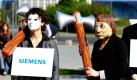 Als Siemens, Bundeskanzlerin Angela Merkel und Internationaler Währungsfond verkleidete Aktivisten von Attac demonstrieren vor dem Bundeskanzleramt in Berlin. Ihr Protest richtet sich gegen den Sozialabbau im Zusammenhang mit den Hilfen für Griechenland. Die Aktion fand unter dem Motto Griechenland: Solidarität statt Sozialabbau! statt. Foto: ddp