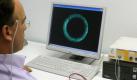 Das Biofeedback ist eine Methode, um messbare, meist unbewusste Körperfunktionen bewusst zu machen, zum Beispiel als Puls- oder Hirnstromkurve auf dem Monitor, und diese willentlich zu beeinflussen. Bei der Behandlung einiger Krankheiten und Schmerzen kann sie unterstützend wirken. So kann die Schmerzintensität bei Migräne gelindert werden. Foto: dpa