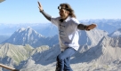 Dem Schweizer Artisten Freddy Nock ist auf der Zugspitze ein spektakulrer Weltrekordversuch gelungen. Ohne jede Sicherung lief der 46-Jhrige auf einem fnf Zentimeter dicken Tragseil der Gletscherbahn auf den Gipfel von Deutschlands hchstem Berg. Dabei legte er fast einen Kilometer zurck und berwand eine Hhendifferenz von 348 Metern. Foto: dpa