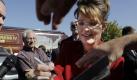 Sarah Palin signs her autograph for supporters after a rally to kick off the Tea Party Express bus tour Monday, Oct. 18, 2010, in Reno, Nev. The tour will make 29 stops crossing 20 different states until it ends in Concord, N.H. on Nov. 1.(AP Photo/Julie Jacobson)
ndspurt vor US-Kongresswahl - Palin feuert Basis an
Vorspann: 	
Text: 	

   Washington (dpa) - Die Ikone der Erzkonservativen in den USA, Sarah Palin, hat am Montag zu einem furiosen Endspurt vor der Kongresswahl am 2. November aufgerufen. Auf einer Kundgebung in Reno (Bundesstaat Nevada) feuerte sie Aktivisten der Basisbewegung «Tea Party» an, US-Präsident Barack Obama und dessen Demokraten eine schwere Schlappe zuzufügen und ihnen die Mehrheit in beiden Häusern des Kongresses abzuknöpfen.

   Die Rede der früheren republikanischen Vizepräsidenten-Kandidatin war der Auftakt einer 15-tägigen Bustour des «Tea Party Express», eine der größeren Gruppen in der sonst weitgehend unorganisierten «Tea Party»-Bewegung. Palin ist zu ihrer indirekten Leitfigur geworden und gilt als mögliche republikanische Präsidentschaftsbewerberin 2012.    

Die Exgouverneurin von Alaska rief ihre Gefolgsleute dazu auf, Obama eine Botschaft zu senden und die demokratischen Führer im Kongress, Parlamentspräsidentin Nancy Pelosi und Senatsfraktionschef Harry Reid, zu «feuern».

Reid muss bei der Senatswahl um seine Wiederwahl bangen. Seine Konkurrentin Sharron Angle wird von Palin und der «Tea Party» unterstützt und gilt als besonders radikal.

   Palin sah bei der Kundgebung bereits weiter in die Zukunft. Ein republikanischer Sieg bei der nächsten Präsidentschaftswahl ist nach ihrer Ansicht in greifbarer Nähe. «Ich kann jetzt 2012 von meinem Haus sehen», sagte sie in Anspielung auf eine eigene Äußerung im Präsidentschaftswahlkampf 2008, die ihr viel Spott eingebracht hatte. Als Vize-Kandidatin an der Seite von John McCain hatte sie damals auf Fragen nach ihrer außenpolitischen Erfahrung unter anderem gesagt, sie könne Russland von ihrem Haus in Alaska aus sehen.

# dpa-Notizblock

## Orte - [Wahlkampfauftritt](Reno, Nevada)

## Internet - http://www.teapartyexpress.org

* * * * Die folgenden Informationen sind nicht zur Veröffentlichung bestimmt

## dpa-Kontakte - Autoren: Gabriele Chwallek, Chris Cermak, + 1 202 6621260 - Redaktion: Günther Chalupa, +49 30 285231302,

dpa ch cc xx n1 cha
Ressort: 	Politik
Schlagworte: 	USA/Wahlen Foto: ap