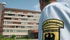 Ein Sicherheitsbeamter vor dem Bundesamt für Verfassungsschutz in Köln. Foto: Oliver Berg/Archiv Foto: dpa