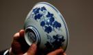 Eine blau-weiße Schale (Palace bowl) aus der chinesischen Quing Dynastie wird während einer Auktion in Hongkong präsentiert. Es wird erwartet, dass die Schale bei der Versteigerung einen Preis von ungefähr 10,3 Millionen US$ erzielen wird. Foto: dapd
