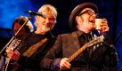 Der britische Sänger Elvis Costello und sein amerikanischer Kollege Kris Kristofferson treten bei einem Jazz Festival im spanischen San Sebastian gemeinsam auf. Foto: dpa