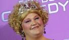 So Pink war Comedy noch nie: Cindy aus Marzahn bringt das Plattenbau-Prekariat (Welt) auf die Showbühne. Schon viermal gab es für sie den Deutschen Comedy-Preis, dank Lebensweisheiten wie Ich habe Bulimie und Alzheimer gleichzeitig, ich esse den ganzen Tag und vergesse abends zu kotzen. Hinter der Figur steckt Ilka Bessin, die vor ihrer Comedy-Karriere vier Jahre lang arbeitslos war. Sie kommt übrigens nicht aus Marzahn, sondern aus Luckenwalde. Dass man zugleich derb und eine Diva sein kann, lernt man aber auch dort. 
Spaßfaktor: 7 Foto: dapd
