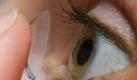 Krankheitserreger können dem Auge gefährlich werden. Daher ist die richtige Hygiene oberstes Gebot für Kontaktlinsenträger. (Bild: dpa) Foto: dpa