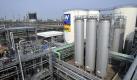 Blick in den Chemiepark: Mit Biodiesel gefüllte Tanks stehen auf dem Gelände. Foto: dpa