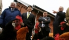 Der Botschafter der Mongolei, Baldorj Davaadorj (links), besucht einen Ökobauernhof in Lütjensee, Schleswig-Holstein. Die mongolische Delegation besucht im Norden mehrere landwirtschaftliche Betriebe, um sich unter anderem über artgerechte Haltung zu informieren. Foto: dpa