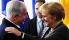 Bundeskanzlerin Angela Merkel (CDU) begrüßt Israels Ministerpräsidenten Benjamin Netanjahu. Zu ihren zweiten deutsch-israelischen Konsultationen sind in Berlin Vertreter beider Regierungen zusammen gekommen. Foto: ddp