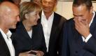 Freund der Einflussreichen: Eichinger unterhält sich beim Produzentenfest 2009 mit Bundeskanzlerin Angela Merkel (CDU) und Schauspieler Christian Berkel. Foto: dapd