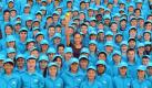 Ohne sie könnte kein Tennisturnier reibungslos vonstatten gehen: Das weiß auch die serbische Top-Tennisspielerin Ana Ivanovic und posiert in Melbourne mit den Balljungen- und mädchen für die Fotografen. Am 16. Januar startet in Australien das erste Grand-Slam-Turnier der neuen Saison. Foto: Julian Smith Foto: dpa