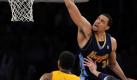 Wuchtig! Denver Nuggets JaVale McGee lässt sich bei seinem Dunking im NBA-Spiel gegen die Los Angeles Lakers nicht aufhalten. Der Einsatz hat sich gelohnt. Die Nuggets bezwangen ihren Gegner trotz 43 Punkten von Lakers-Superstar Kobe Byrant mit 102:99. Foto: Paul Buck  Foto: dpa