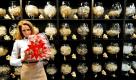 Weihnachtlicher Schmuck wird von Nicole während einer Pressevorbesichtigung zur Verbrauchermesse infa in Hannover präsentiert. Von Samstag bis zum Sonntag kommender Woche werden rund 200.000 Besucher auf dem hannoverschen Messegelände erwartet. Etwa 1.200 Aussteller zeigen in sieben Hallen und auf dem Freigelände Neuheiten und Trends aus den Bereichen Mode, Wohnen, Haushalt und Freizeit. Foto: dpa