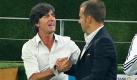 Bundestrainer Joachim Löw (l) und sein Assistent Hans-Dieter Flick feiern die gelungene EM-Qualifikation. Foto: dpa