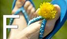 ... wie Flip-Flops: seit Jahren machen sie den Gang durch die Großstadt lässig und luftig. Dieses Jahr sind beim ungesunden Strandschuh wieder knallige Farben angesagt. Foto: dpa (montage)