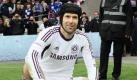 ... steht mit Petr Cech ein Welttorhüter, nämlich aus dem Jahr 2005, im Kasten. Noch immer ist der tschechische Nationalkeeper Cech einer der besten Torhüter der Welt. Der Vergleich endet Unentschieden. Es steht 1:1 zwischen Bayern und Chelsea. Foto: dapd