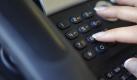 Wer bei einer Hotline anruft, reibt sich hinterher beim Blick auf die Telefonrechnung mitunter die Augen: Allein die Warteschleife kann einen zweistelligen Euro-Betrag ausmachen. Foto Marc Müller  Foto: dpa