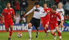 Germany's Michael Ballack, centre, has his shirt pulled by Wales' Aaron Ramsey during their World Cup group 4 qualifying soccer match at The Millennium Stadium, Cardiff, Wales, Wednesday April 1, 2009. (AP Photo/Jon Super) Foto: ap