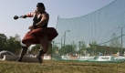 Hans Dieter Doro aus Fürstenwalde tritt in Machern bei den Internationalen Highland Games 2009 in der Disziplin Weight for Distance (Gewichteweitwurf) an.  Foto: ddp