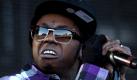 ARCHIV - Der amerikanische Star-Rapper Lil Wayne singt in New Orleans, Louisiana, USA am 25.10.2008. Lil Wayne muss sich auf ein Jahr Gefängnis einstellen. Der mehrfache Grammy-Gewinner bekannte sich des versuchten Waffenbesitzes schuldig und machte damit einen entsprechenden juristischen «Deal» möglich, wie die «New York Times» am Freitag (23.10.2009) berichtete. Eigentlich hätte ihm eine Strafe von bis zu dreieinhalb Jahren gedroht. Die New Yorker Polizei hatte im Juli 2007 in Waynes Tour-Bus eine geladene Großkaliber-Pistole gefunden. EPA/STEVE C. MITCHELL +++(c) dpa - Bildfunk+++ Foto: dpa