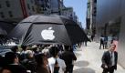 Kunden in Tokio stehen vor einem Apple-Shop Schlange, um einen neuen iPad2 Tablet-Computer zu ergattern. Foto: Everett Kennedy Brown Foto: dpa