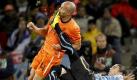 Uruguays Spieler Martin Caceres (r.) tritt dem Niederländer  Demy de Zeeuw beim Halbfinale der Weltmeisterschaft in Kapstadt ins Gesicht. Foto: Mike Hutchings, Reuters, dpa