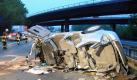 Schwerer Unfall auf der A3 am Autobahnkreuz Duisburg-Kaiserberg:Am frühen Morgen stürzte ein Auto von der Brücke auf die darunter liegende Autobahn. Der Fahrer wurde nach Polizeiangaben schwer verletzt. Die Unfallursache ist noch unklar.


 Foto: ddp