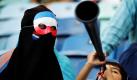 Ein kleiner Slowakei-Fan bläst kräftig in seine Vuvuzela, bevor das WM-Achtelfinalspiel Niederlande gegen Slowakei in Durban endlich angepfiffen wird. Foto: ap