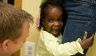 Das amerikanische Ehepaar Dave und Christie Hubner hat mehr als drei Jahre gewartet, um ein Kind aus Haiti adoptieren zu können. Die dreijährige Ila hat bei dem Erdbeben ihre Eltern verloren. Foto: ap