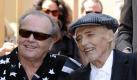 US-Schauspieler Jack Nicholson (l.) neben Dennis Hopper bei einer Zeremonie in Hollywood. Der krebskranke Hopper wurde unter dem Applaus von prominenten Freunden und hunderten Fans mit einer Sternenplakete auf dem berühmten Hollywood Walk of Fame geehrt. Foto: dpa