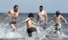 Mecklenburg-Vorpommern ist als Reiseziel bei deutschen Familien besonders beliebt. Wie der Tourismusverband in Rostock mitteilte, führten 2009 einer Studie zufolge rund zehn Prozent aller Familienurlaubsreisen - was 1,13 Millionen entspricht - ab fünf Tagen Dauer in den Nordosten. Auf dem Foto spielen Thomas, Julian, Michael und Marco (von links) im Ostseewasser in Binz. Foto: ddp