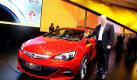 Nick Reilly, Vorstandsvorsitzender von Opel, präsentiert auf dem Pariser Autosalon Mondial de l Automobile den Opel Astra GTC. Der Autosalon zieht, verglichen mit anderen Veranstaltungen seiner Art, die meisten Besucher an. Viele namhafte Hersteller präsentieren in diesem Jahr neue Modelle und Antriebskonzepte. Auch der Umweltschutz kommt nicht zu kurz: Ein Schwerpunkt sind Elektroautos, die in Europa kurz vor der Einführung auf den Massenmarkt stehen.  Foto: dpa