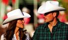 Dass den beiden frisch Vermählten scheinbar alles steht, bewiesen sie gestern bei ihrem Besuch im kanadischen Calgary. Prinz William und Kate schauten sich in typischen Cowboy-Klamotten eine Rodeo-Show an. Das britische Prinzenpaar wird in Kanada euphorisch aufgenommen. Der kanadische Premierminister Stephen Harper sagte: Seit dem ersten Besuch der Beatles hat sich das Land nicht mehr derart verliebt. Na, wenn das kein Kompliment ist. Foto: dapd