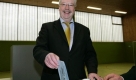 Der hessische FDP-Spitzenkandidat Joerg-Uwe Hahn gibt am Sonntag, 18. Januar 2009, in Bad Vilbel seine Stimme zur hessischen Landtagswahl ab. Hessen waehlt zum zweiten Mal innerhalb eines Jahres einen neuen Landtag. (AP Photo/Ferdinand Ostrop) ---Joerg-Uwe Hahn, top candidate of Hesse's Liberal Democratic Party FDP casts his ballot for the Hessian state elections in Bad Vilbel, Germany, Sunday, Jan. 18, 2009. (AP Photo/Ferdinand Ostrop) Foto: ap