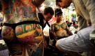 Ein Mann zeigt seine tätowierte Wade auf der Tattoo-Show Tat2 2010 in Singapur. Foto: ap