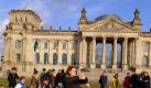 Teilnehmer der Occupy-Protestbewegung haben sich vor dem Reichstag in Berlin versammelt. Hanna (M) erklärt die Handzeichen für die Reaktion auf Rednerbeiträge. Foto: Peter Zschunke  Foto: dpa