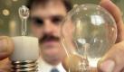 Die Glühlampe ist so gut wie abgeschafft - und mit ihr diese putzige Erfindung. Ulrich Schmidt aus Stuttgart hat einen Halogenlampenadapter für Glühlampenfassungen ausgetüftelt. Damit können in herkömmliche Glühlampenfassungen Halogenbirnen eingesetzt werden - allerdings nur so lange, wie es Glühlampenfassungen noch gibt. Foto: dpa