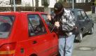 Früher stiegen die Diebe mit brachialer Gewalt in Autos ein, heute haben sie die Schlüssel oder eine Technik, die Türen einfach zu öffnen. Foto: dpa