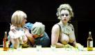Die Schauspielerin Xenia Tilling als Spelunkenjenny und zwei weitere Schauspieler stehen in München während der Fotoprobe des Stücks Die Dreigroschenoper im Volkstheater auf der Bühne. Die Inszenierung von Regisseur Christian Stückl hat am Samstag Premiere. Foto: dapd