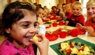 Kinder frühstücken in Grimma, Sachsen, im Kindergarten Regenbogen Obst und Vollkornprodukte. Im Streit um die Auszahlung des Betreuungsgeldes stellt sich die stellvertretende FDP-Vorsitzende Cornelia Pieper gegen Kanzlerin Angela Merkel. Foto: ap