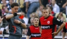 Als der Frankfurter Marco Russ (2.v.r.) in der 33. Minute nach seiner Notbremse die rote Karte sieht, ist die Partie gegen den VfB Stuttgart eigentlich schon gelaufen. Foto: dpa
