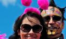 Technofans tanzen am Samstag in Duisburg auf dem Gelände des ehemaligen  Güterbahnhofs bei der Loveparade 2010. Bis zu einer Million Besucher werden zu der Tanzparty erwartet, so die Veranstalter. Foto: ddp