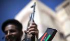 Ein Milizionär des Übergangsrates präsentiert in Sirte seine Waffe (Archivbild: Guillem Valle). Human Rights Watch wirft den Milizionären vor, mehrere Dutzend Gaddafi-Anhänger exekutiert zu haben. Foto: dpa