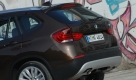 Die Bodenfreiheit des X1 beträgt 194 Millimeter, aber der BMW ist eher ein Softroader denn ein Offroader. Dafür sorgt schon der lange Radstand und der daraus resultierende Rampenwinkel von 16,8 Grad. Aber die meisten X1 werden wohl ohnehin kaum mehr Gelände sehen als Bordsteine und Golfplatz-Einfahrten. Foto: press-inform