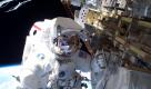 Der US-amerikanische Astronaut Rick Mastracchio arbeitet an den Vorbereitungen zum Austausch eines leeren Ammoniaktanks der Internationalen Raumstation ISS. Wegen eines widerspenstigen Bolzens dauerte der für sechseinhalb Stunden geplante Aussenbordeinsatz der Missionsspezialisten Rick Mastracchio und Clayton Anderson zum Austausch eines Ammoniaktanks für das Wärmeregulierungssystem des amerikanischen Segments eine Stunde länger, teilte die Luft- und Raumfahrtbehörde NASA in Houston (Texas) mit.
 Foto: ddp
