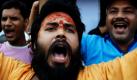 Ein Hindupriester feiert die Bekanntgabe des Gerichtsurteils in Ayodhya. Das indische Gericht urteilte, dass die umstrittene heilige Stätte zwischen der hinduistischen und der muslimischen Gemeinschaft aufgeteilt werden soll. Allerdings bekommen die Hindi die Kontrolle über den Teil, wo die zerstörte Moschee gestanden hatte. Nach dem relativ ausgeglichenen Urteil sind weitere Gewaltexzesse in dem Streit unwahrscheinlich. Foto: dapd