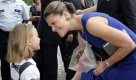 A young girl, left, presents flowers to Crown Princess Victoria of Sweden, right, upon her arrival for the inauguration of the exhibition 'This is our Earth 2. From Kyoto to Copenhagen' at the Tour and Taxis exhibition hall in Brussels, Wednesday Sept. 9, 2009.  (AP Photo/Thierry Charlier) Foto: ap