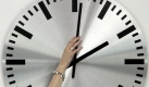 Am Sonntag wird die Uhr eine Stunde zurück gestellt. Foto: dpa