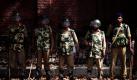 Indische paramilitärische Soldaten stehen vor einem Besuch von Politikern Spalier auf dem Gelände eines örtlichen Krankenhauses in Srinagar. Demonstranten beschimpften die Delegation vor dem Krankenhaus in der Kaschmirregion, als die Politiker verwundete Patienten besuchen wollten, die bei einer Niederschlagung zivilen Ungehorsams verletzt wurden.  Foto: ap